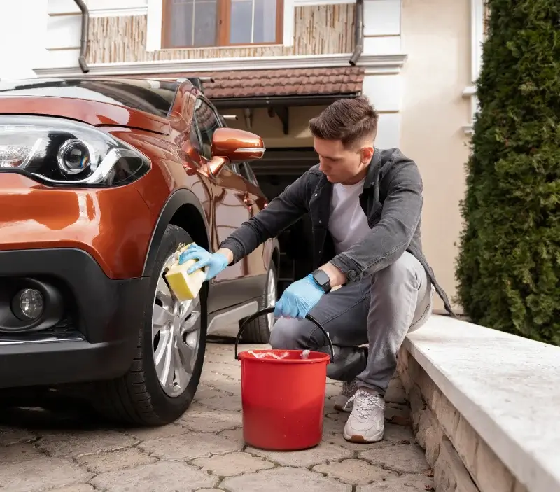 Lavage auto à domicile Saint-Jeoire : professionnel intervenant sur un véhicule